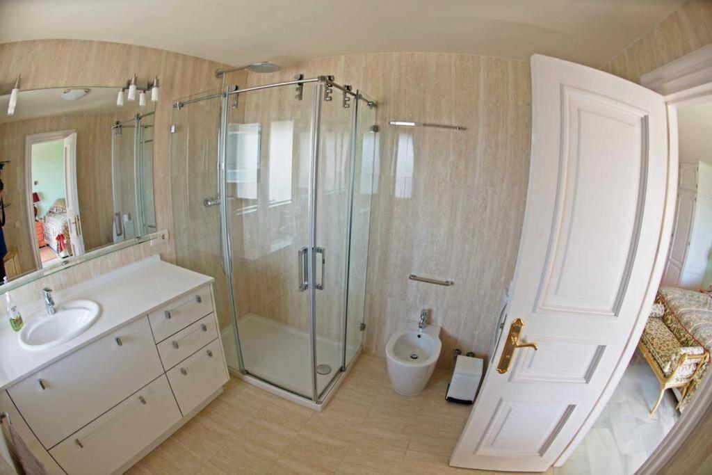 Penthouse With Private Pool, Hot Tub Jacuzzi With Sea Views And Chill-Out Zone, Close To The Sea Marbella Eksteriør billede